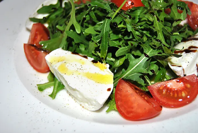 Rucola con Mozzarella di Bufala e Pomodori